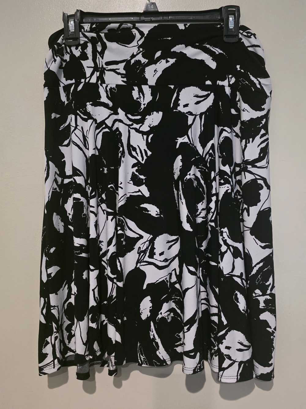 George Black White Floral Knit Pleated Pull On Stretch Knee Skirt Women's L